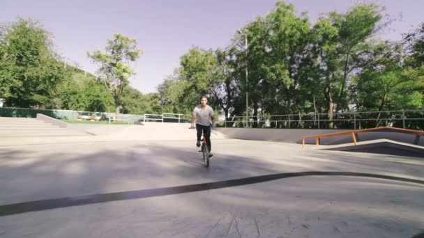 Hombre joven en bicicleta BMX — Vídeo de stock