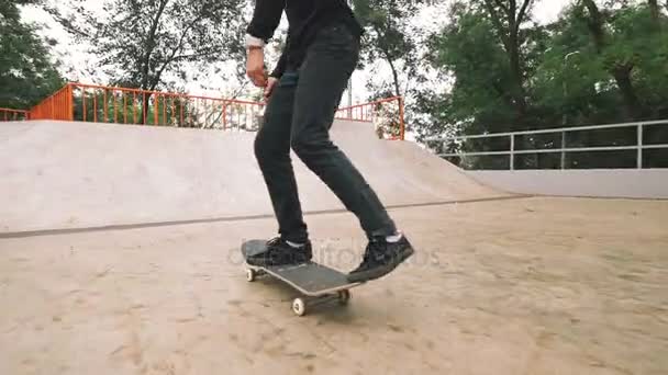 Mann im Skate-Park, Tricks zu machen — Stockvideo