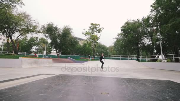 Homem no parque de skate a fazer truques — Vídeo de Stock