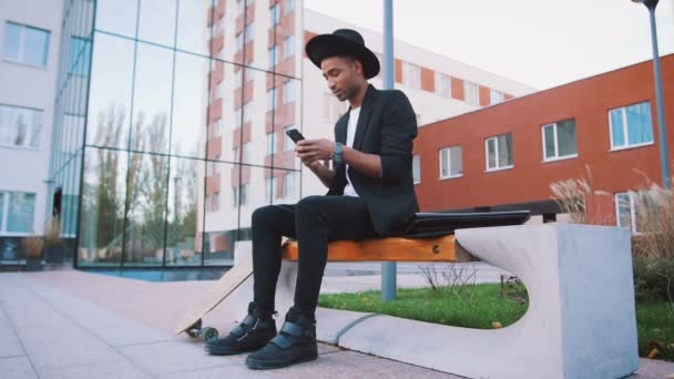 Young Fashion Afro American Man Black Suit Hat Using Phone — Stock Video