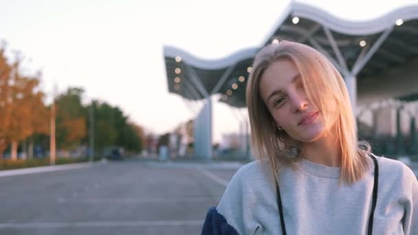 Portret Młodej Kobiety Blondynka Przy Ulicy Road — Wideo stockowe