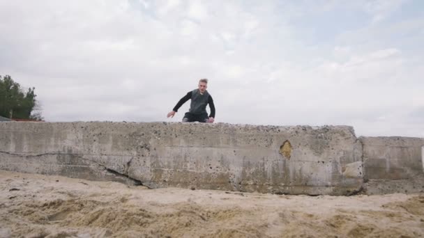 Giovane Uomo Sportivo Che Salta Sulla Spiaggia Sabbiosa Costa Priorità — Video Stock