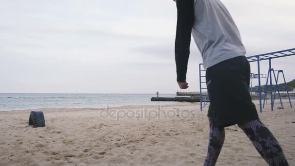 Sportieve Jongeman Springen Kust Van Het Zandstrand Blauwe Zee Achtergrond — Stockvideo