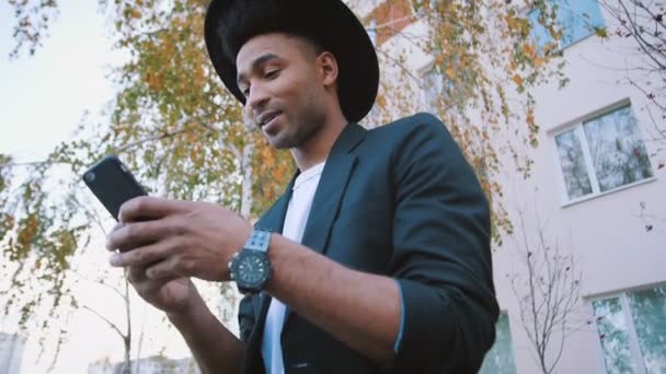 Молодой Модный Афроамериканец Черном Костюме Шляпе Телефоном Улице Летом — стоковое видео