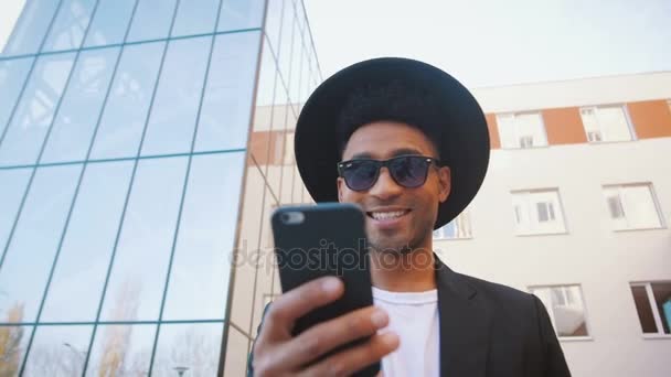 Νεαρός Μόδας Αφρο Αμερικανός Άνδρας Μαύρο Κοστούμι Και Καπέλο Χρησιμοποιώντας — Αρχείο Βίντεο