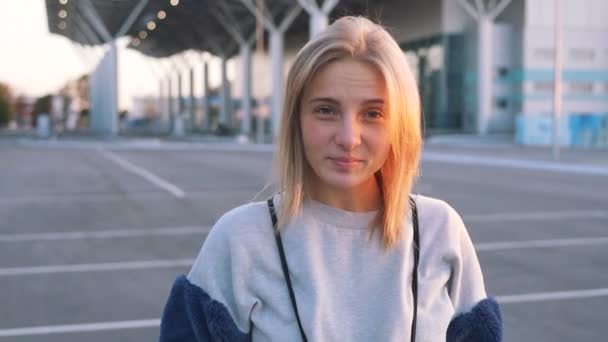 Porträtt Unga Blonda Kvinnan Gatan Väg — Stockvideo