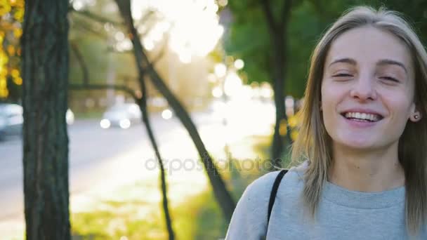 Portret Młodej Kobiety Blondynka Przy Ulicy Road — Wideo stockowe
