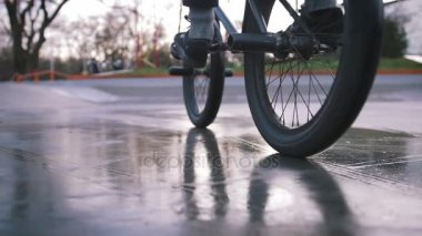 Skate Park yapan bmx bisiklet üzerinde siyah giysili genç hipster adam