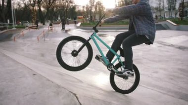Skate Park, ağır çekim yapan yeşil bmx Bisiklet adam genç moda