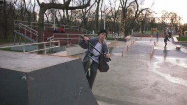 Skate Park, ağır çekim yapan yeşil bmx bisiklet üzerinde genç adam