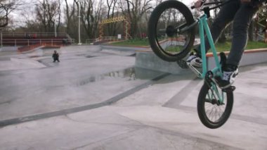 hipster adam skate Park yapan yeşil bmx Bisiklet