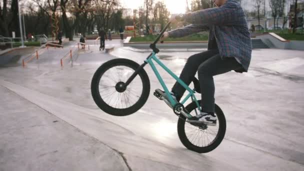 Moda Joven Hombre Verde Bici Haciendo Trucos Skate Park Cámara — Vídeos de Stock