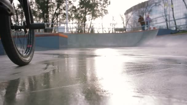 近距离的男性腿绿色小轮车自行车做把戏滑冰公园 慢动作 — 图库视频影像