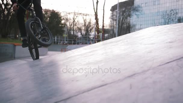 Mladí Bokovky Muž Černých Šatech Bmx Kole Dělat Triky Skate — Stock video