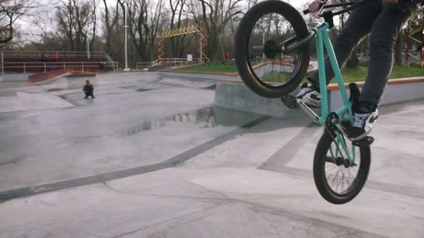 Uomo Hipster Sulla Bici Bmx Verde Facendo Trucchi Skate Park — Video Stock