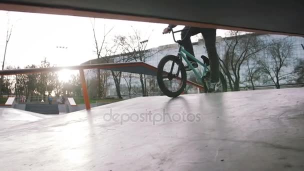Moda Mężczyzna Zielony Rower Bmx Robienie Sztuczek Skate Parku Slow — Wideo stockowe