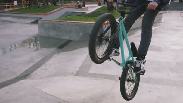 Hombre Hipster Verde Bicicleta Bmx Realizando Trucos Skate Park — Vídeos de Stock