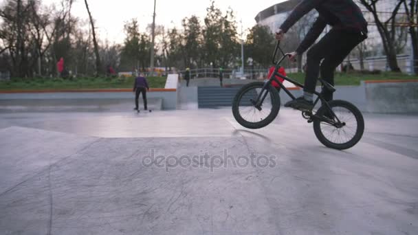 Skate Park Yapan Bmx Bisiklet Üzerinde Siyah Giysili Genç Hipster — Stok video