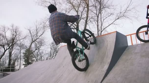Mladý Muž Zelené Kolo Bmx Triky Skate Parku Zpomalené — Stock video