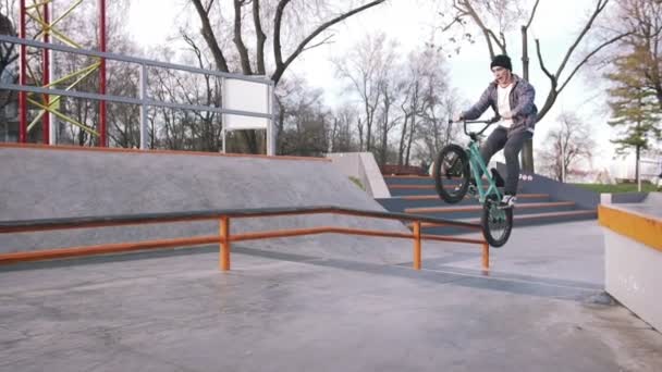 Hipster Człowieka Zielony Rower Bmx Robienie Sztuczek Skate Parku — Wideo stockowe