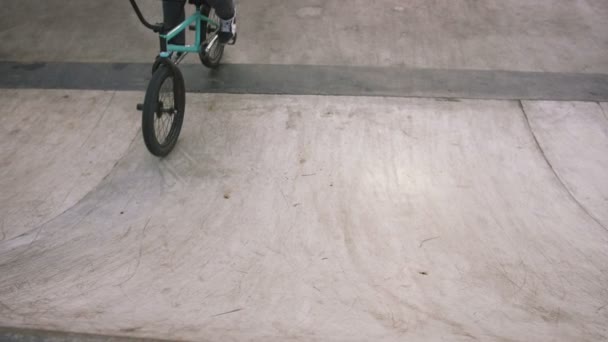 スケートパーク スローモーションでトリックを行う緑の Bmx の自転車の若い男 — ストック動画
