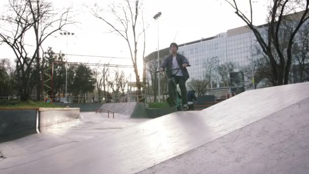 Sportlichen Mann Auf Grün Bmx Bike Machen Tricks Skatepark Slow — Stockvideo