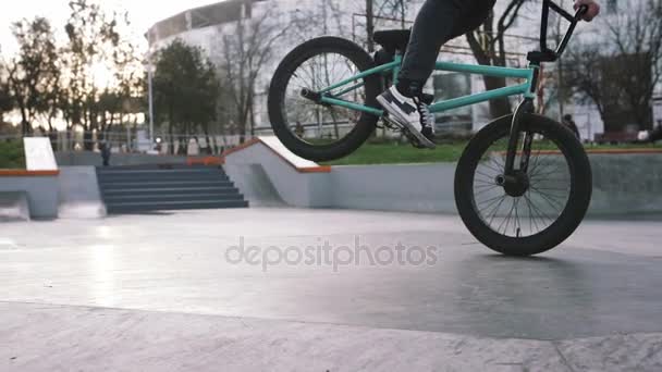 Fashion Man Green Bmx Bike Doing Tricks Skate Park Slow — Stock Video