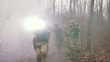 erkeklerde sonbahar orman oyun strikeball silah üniformayla korumak