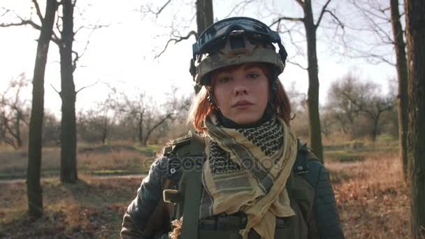 クローズ アップの女性の秋の森で制服を保護します ストック動画