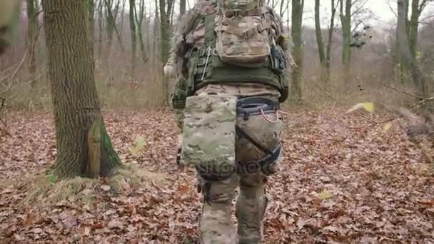 Macho Proteger Uniforme Com Arma Outono Floresta Jogar Strikeball — Vídeo de Stock