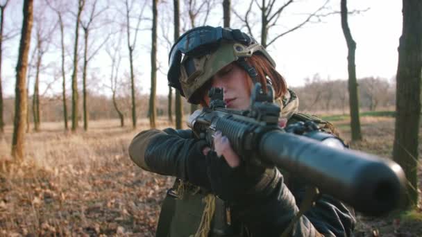 Protéger Les Femme Uniforme Avec Pistolet Autumn Forest Jeu Strikeball — Video