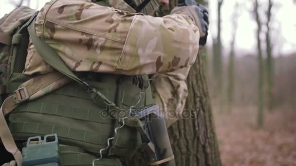 Macho Proteger Uniforme Com Arma Outono Floresta Jogar Strikeball — Vídeo de Stock