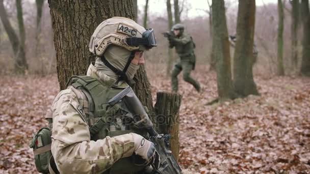 Male Protect Uniform Gun Autumn Forest Play Strikeball Stok Video Bebas Royalti