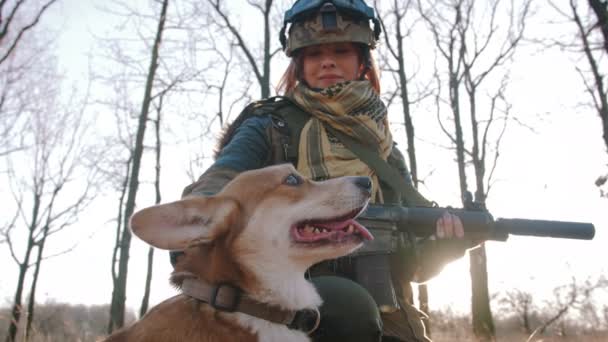 Frau Uniform Mit Gewehr Herbstlichen Wald Spiel Mit Hund Schützen — Stockvideo