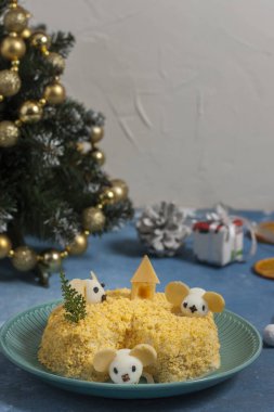 Yılbaşı salatası şenlik masasında. Lezzetli bıldırcın yumurtası fareli lezzetli salata. 2020 'nin sembolü - beyaz fare.