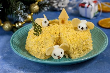 Yılbaşı salatası şenlik masasında. Lezzetli bıldırcın yumurtası fareli lezzetli salata. 2020 'nin sembolü - beyaz fare.