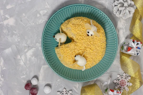 Neujahrssalat auf der Festtafel. Saftiger Salat mit leckeren Wachteleiern. Symbol des Jahres 2020 - weiße Maus. Ansicht von oben — Stockfoto