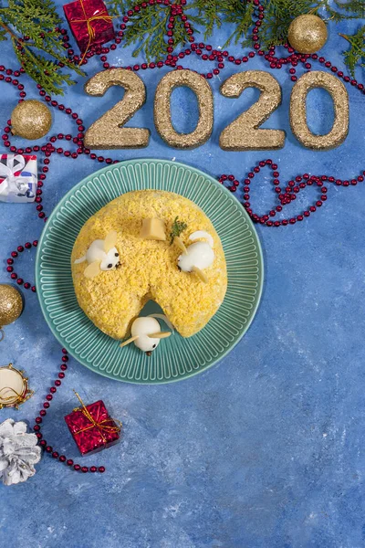 Новогодний салат на праздничном столе. Сочный салат с вкусной перепелиной яйцеклетки мышей на синем фоне. Символ 2020 года - белая мышь. Копирование пространства — стоковое фото