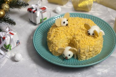 Yılbaşı salatası şenlik masasında. Lezzetli bıldırcın yumurtası fareli lezzetli salata. 2020 'nin sembolü - beyaz fare.