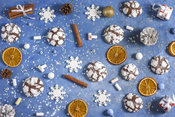 Рождественский и новогодний узор из снежинки, печенья, корицы, апельсина, шишек и зефира на синем фоне со звездами. Рождество, зима, новый год. Плоская кладка, вид сверху, копировальное пространство — стоковое фото