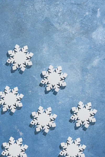 Natal e Ano Novo padrão feito de flocos de neve em um fundo azul com estrelas. Natal, inverno, conceito de ano novo. Flat lay, vista superior, espaço de cópia — Fotografia de Stock