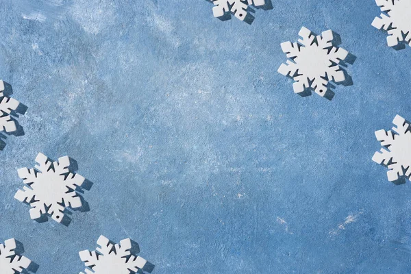 Natal e Ano Novo padrão feito de flocos de neve em um fundo azul. Natal, inverno, conceito de ano novo. Flat lay, vista superior, espaço de cópia — Fotografia de Stock