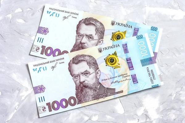 Ukrainische Griwna, zwei Banknoten zu je 1000 Griwna auf hellgrauem Hintergrund. Finanzielle Hintergründe aus ukrainischen Banknoten. Geld-Hintergrund. — Stockfoto