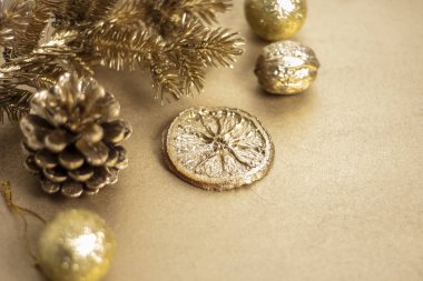 Noel veya Yeni Yıl kompozisyonu. Oyuncak, kozalak ve altın rengi portakal dilimli Noel ağacı dalıyla. Bayram ve tebrik kartı ya da davetiye konsepti. Boşluğu kopyala