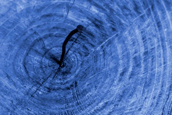 Один старый ржавый гвоздь на деревянном фоне в синем тонированном — стоковое фото