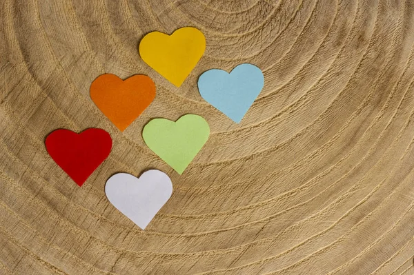Jasné pozadí z mnohobarevných malých papírových srdcí: červená, modrá a žlutá. Skladba na Valentýna 14. února — Stock fotografie