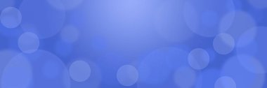 Soyut mavi Bokeh afişi - doğum günü, babalar günü, sevgililer günü panoraması - merkezinde güneş ışınları olan mavi arkaplan üzerinde bulanık bokeh daireler
