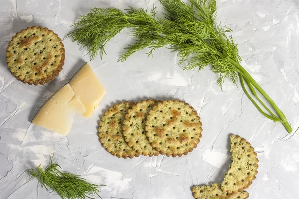 Runde Cracker mit Dill und Käse auf hellgrauem Hintergrund. — Stockfoto