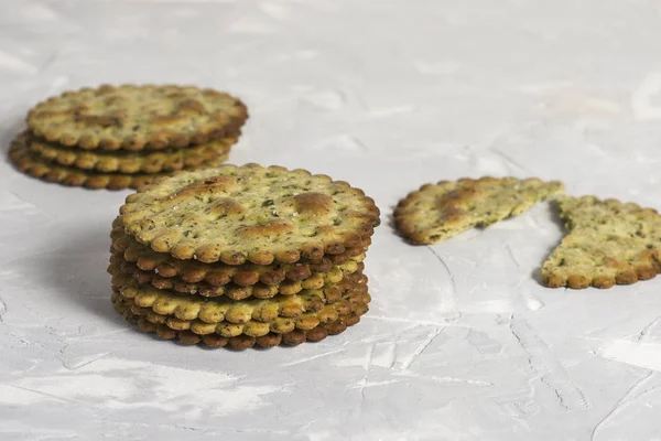 Ein Stapel von runden Crackern mit Gemüse und Käse auf hellgrauem Betongrund — Stockfoto