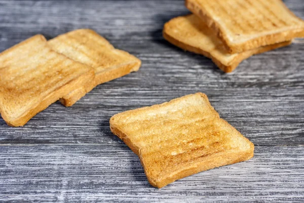 Mehrere Scheiben Toastbrot auf dunklem Holzgrund — Stockfoto